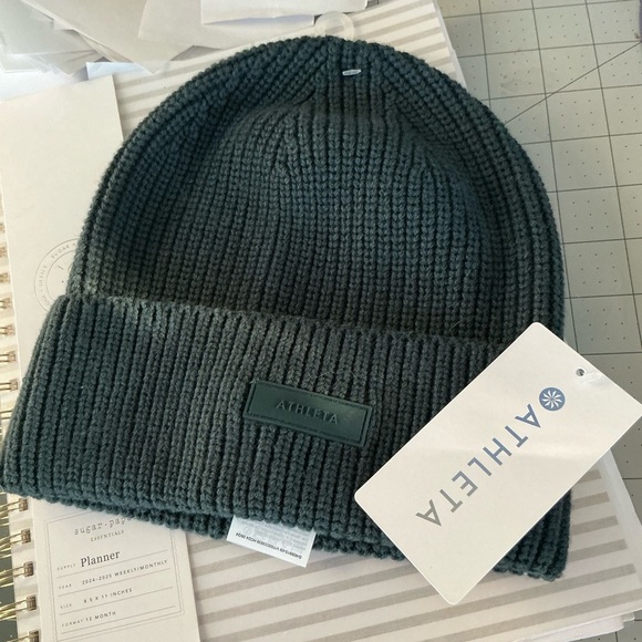 Athleta Dark Hunter Green Ribbed Knit Beanie Hat Winter Fall NWT - Picture 4 of 5